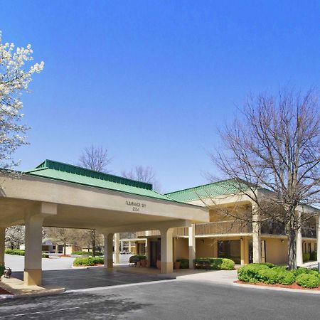 Howard Johnson By Wyndham Greensboro Near The Coliseum Exteriér fotografie
