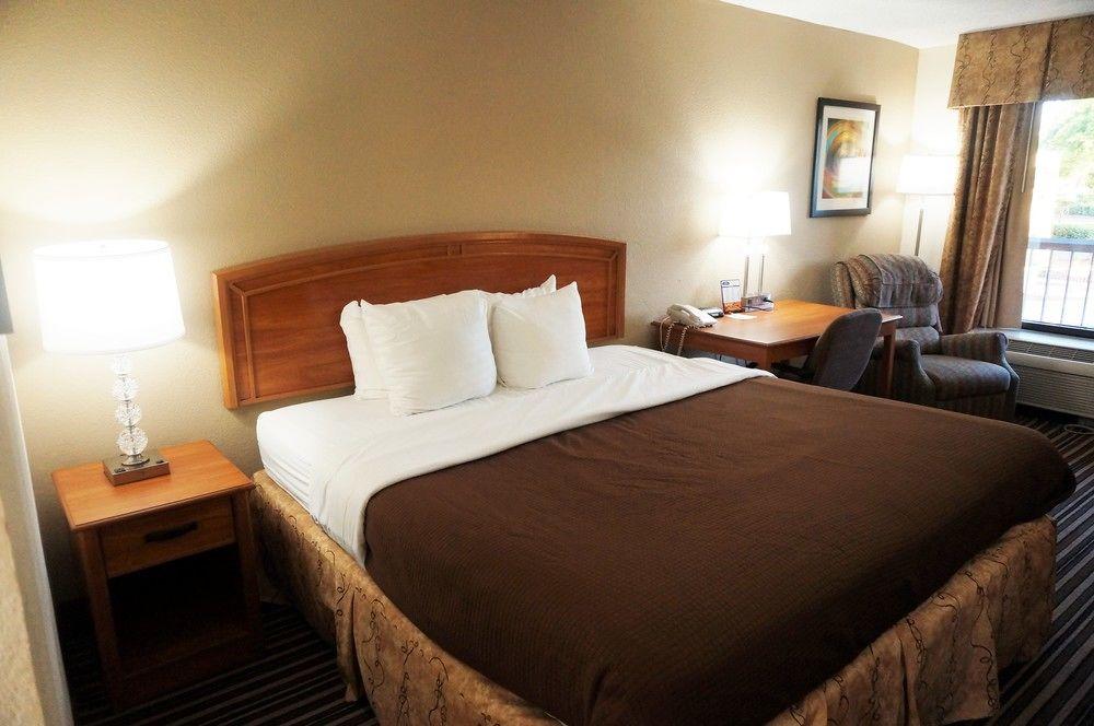 Howard Johnson By Wyndham Greensboro Near The Coliseum Exteriér fotografie