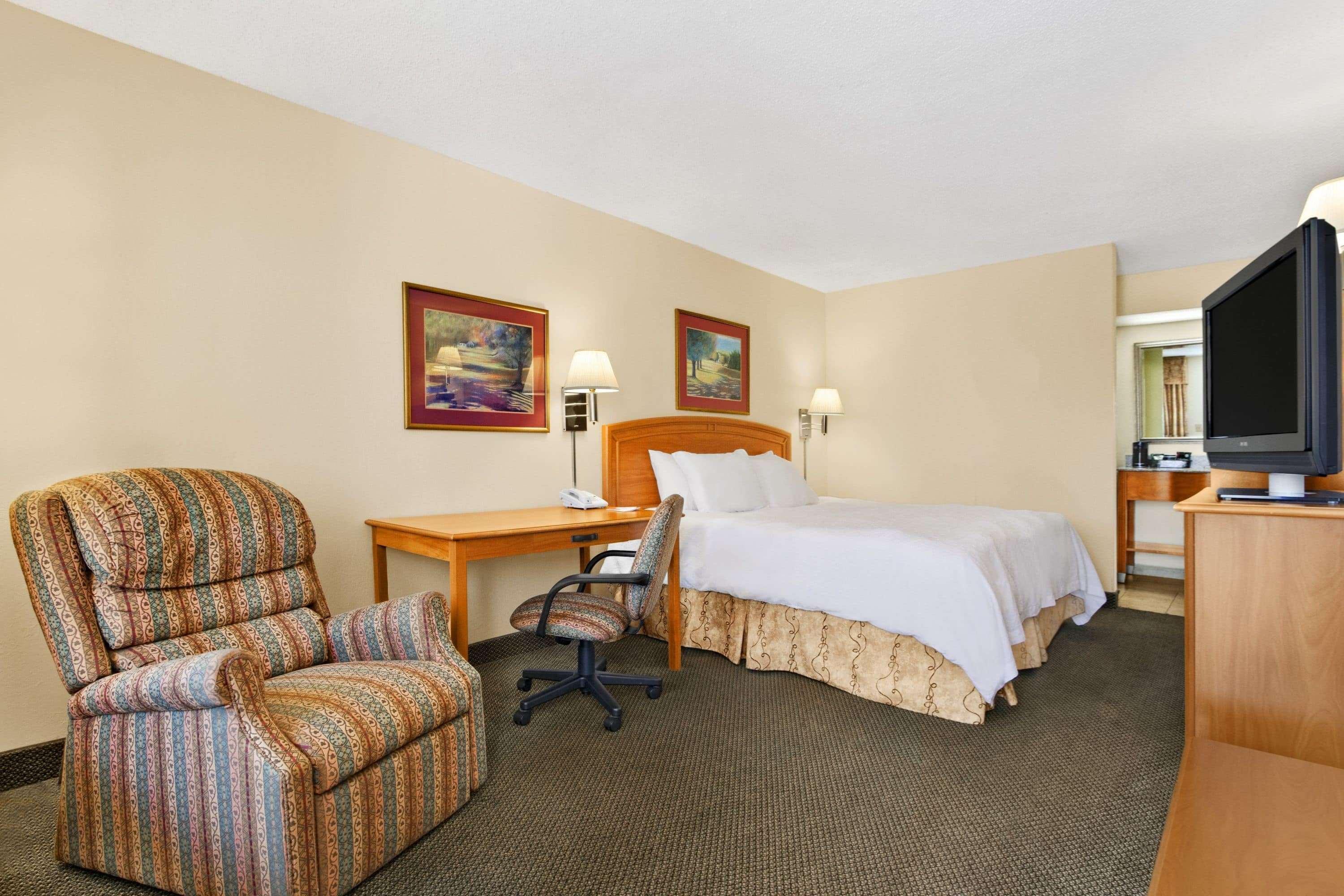 Howard Johnson By Wyndham Greensboro Near The Coliseum Exteriér fotografie