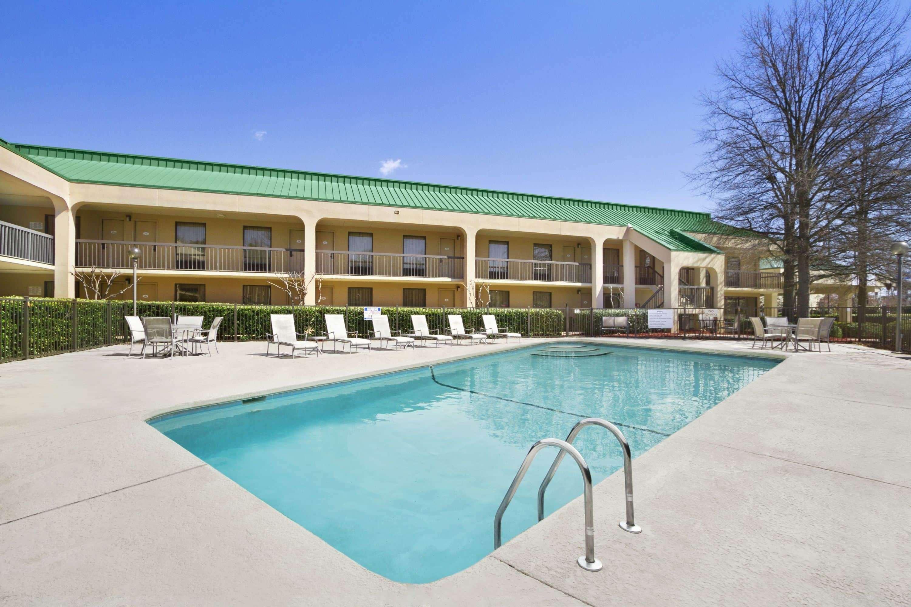 Howard Johnson By Wyndham Greensboro Near The Coliseum Exteriér fotografie