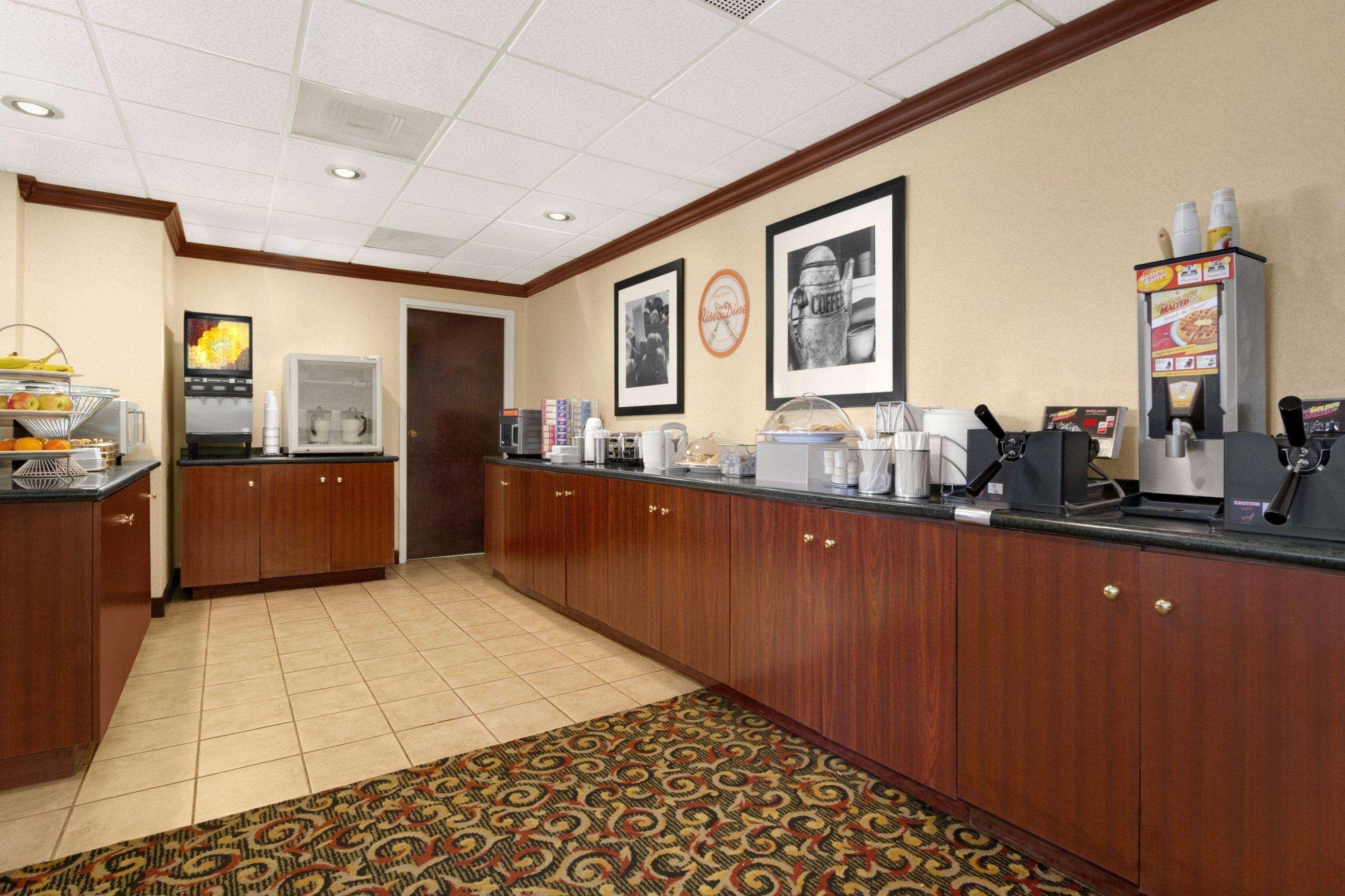 Howard Johnson By Wyndham Greensboro Near The Coliseum Exteriér fotografie