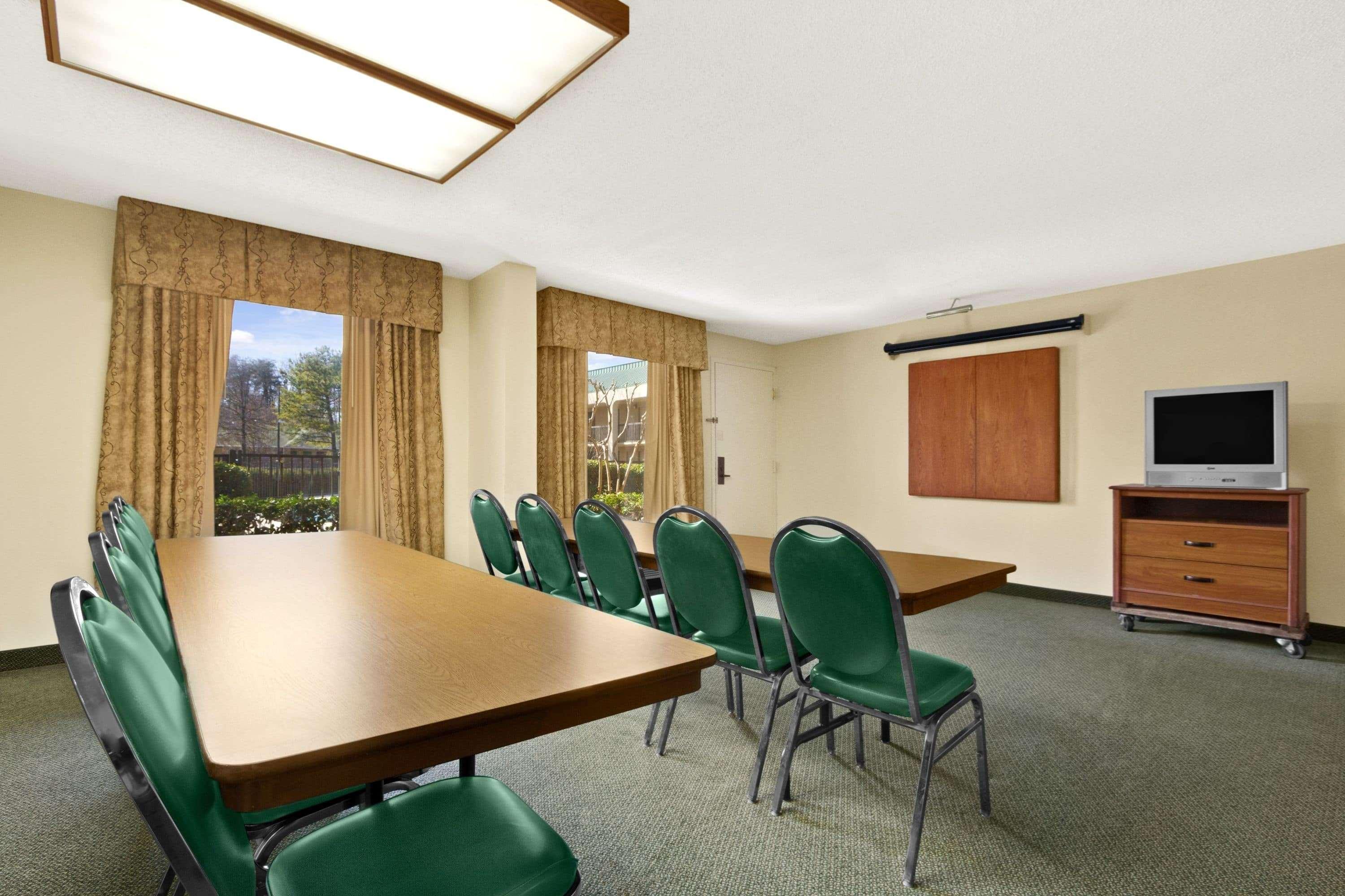 Howard Johnson By Wyndham Greensboro Near The Coliseum Exteriér fotografie