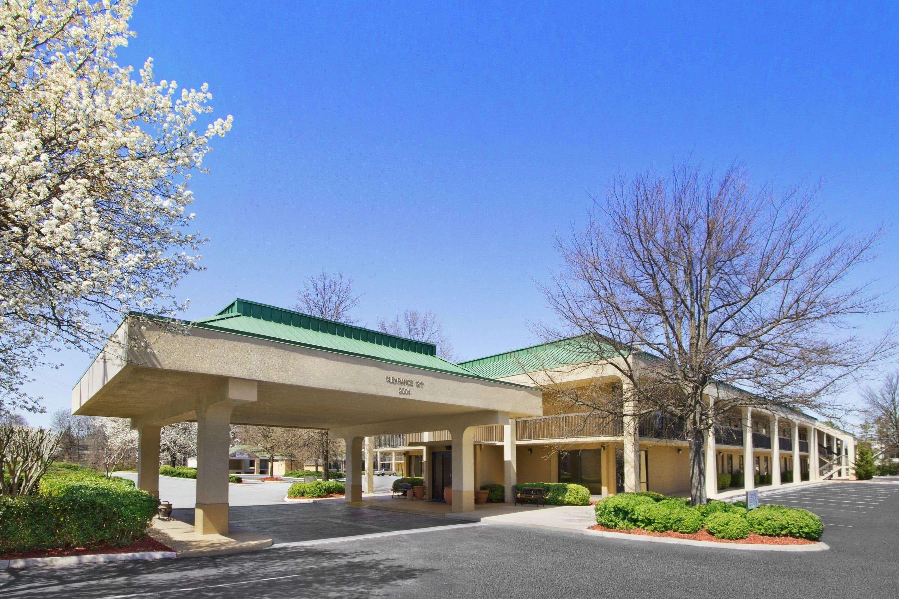 Howard Johnson By Wyndham Greensboro Near The Coliseum Exteriér fotografie