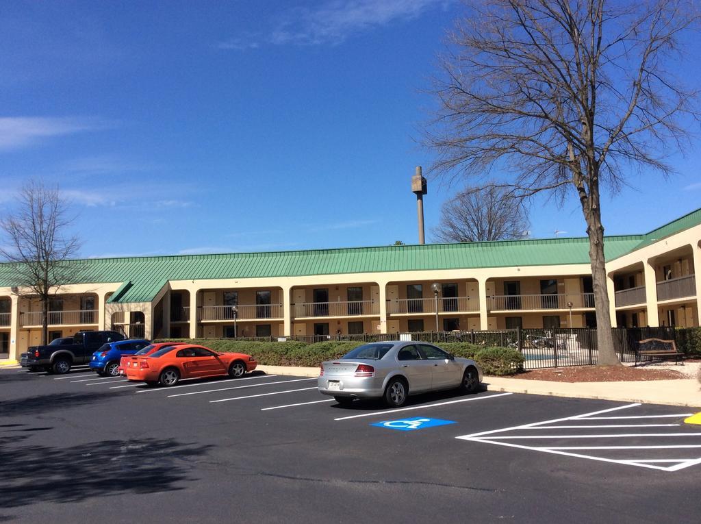 Howard Johnson By Wyndham Greensboro Near The Coliseum Exteriér fotografie