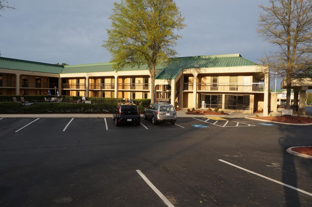 Howard Johnson By Wyndham Greensboro Near The Coliseum Exteriér fotografie