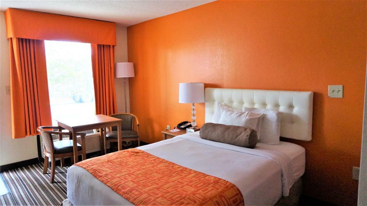 Howard Johnson By Wyndham Greensboro Near The Coliseum Exteriér fotografie