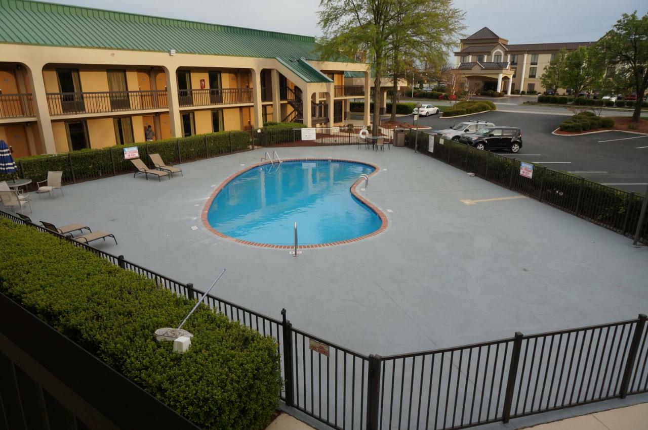 Howard Johnson By Wyndham Greensboro Near The Coliseum Exteriér fotografie
