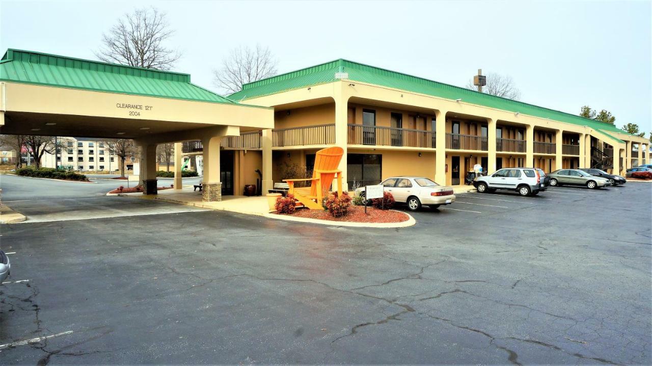 Howard Johnson By Wyndham Greensboro Near The Coliseum Exteriér fotografie