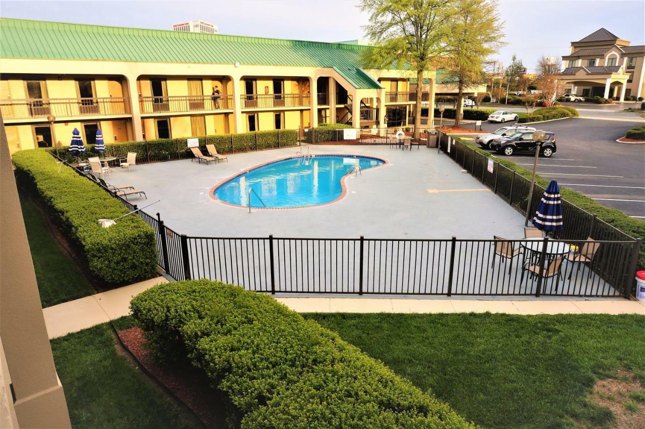 Howard Johnson By Wyndham Greensboro Near The Coliseum Exteriér fotografie