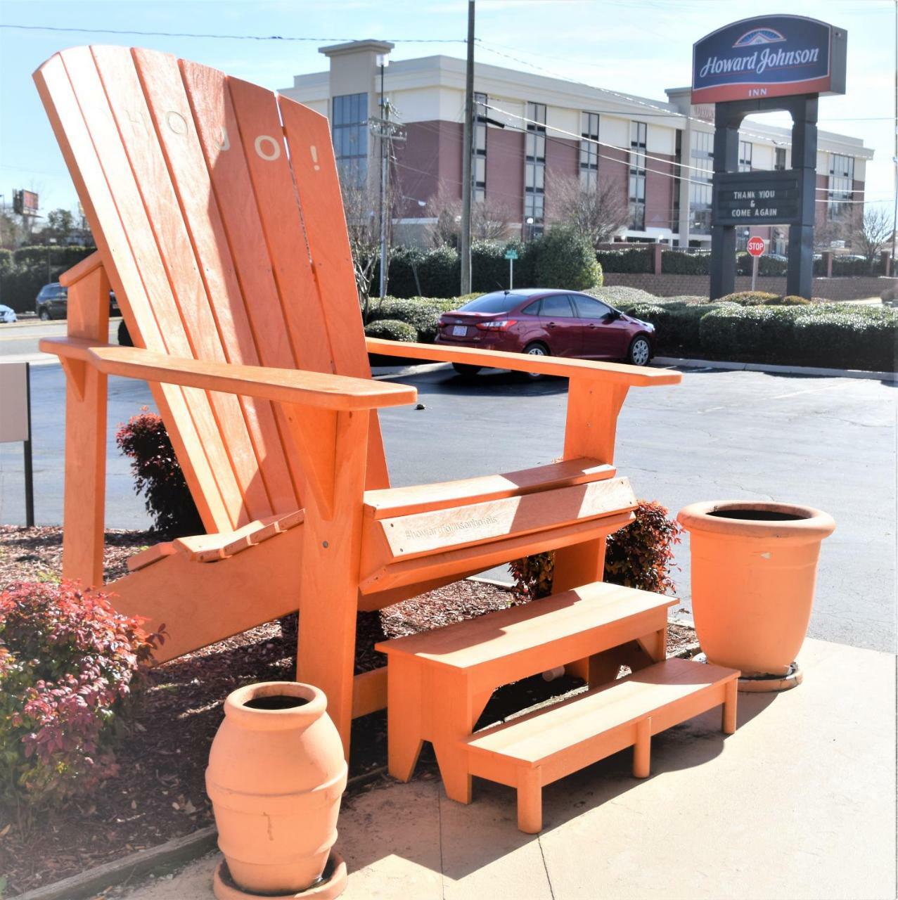 Howard Johnson By Wyndham Greensboro Near The Coliseum Exteriér fotografie