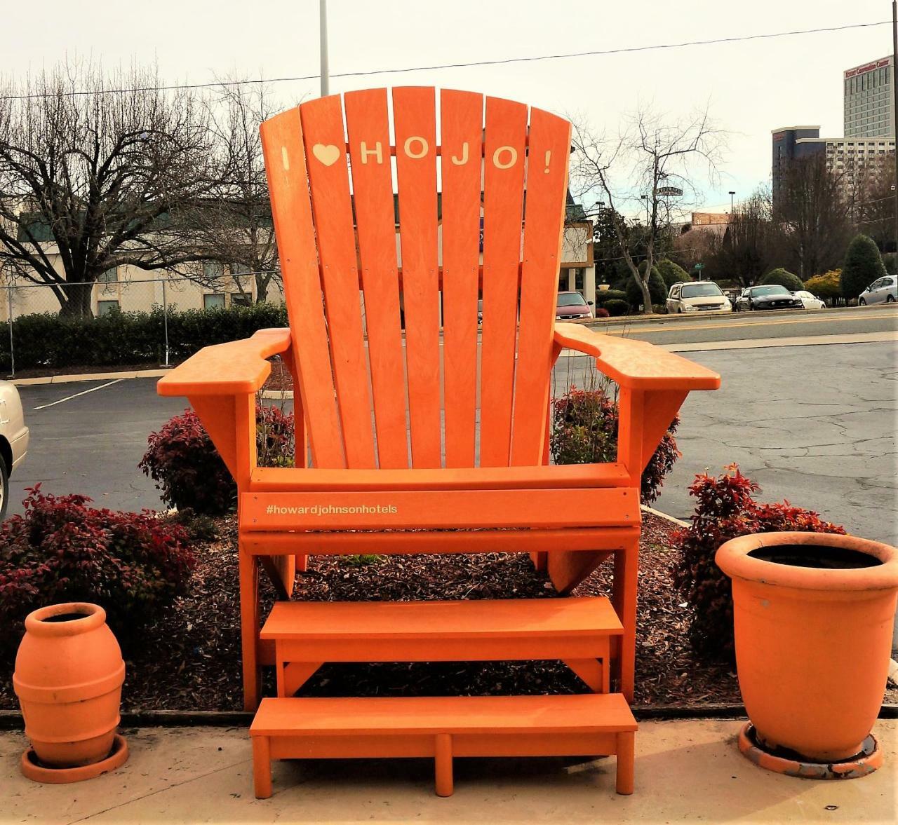Howard Johnson By Wyndham Greensboro Near The Coliseum Exteriér fotografie