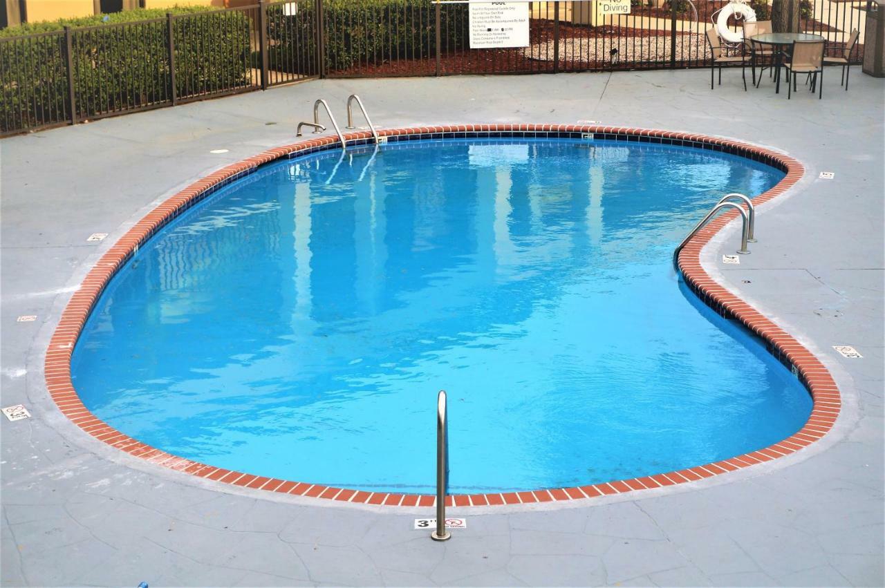 Howard Johnson By Wyndham Greensboro Near The Coliseum Exteriér fotografie