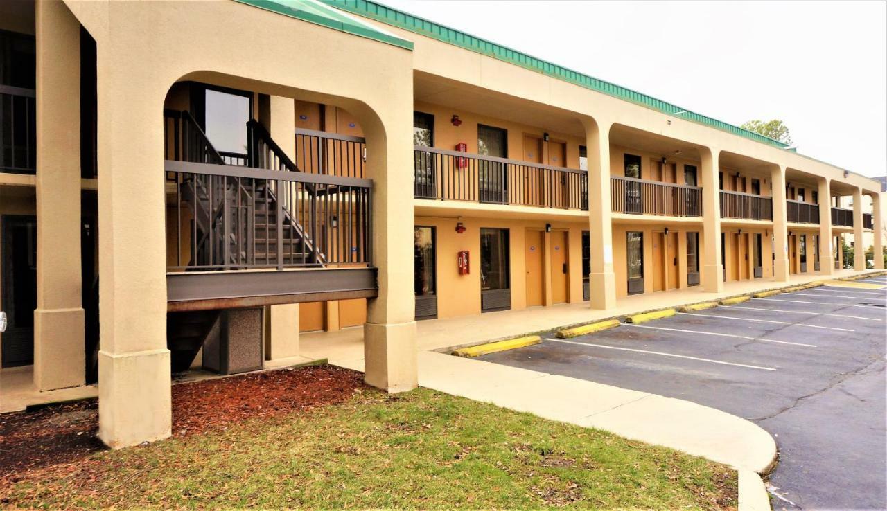 Howard Johnson By Wyndham Greensboro Near The Coliseum Exteriér fotografie
