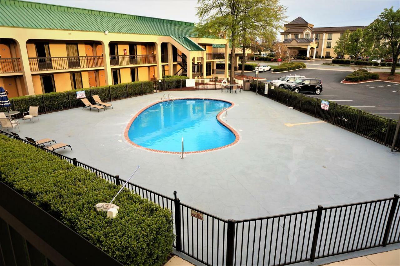 Howard Johnson By Wyndham Greensboro Near The Coliseum Exteriér fotografie