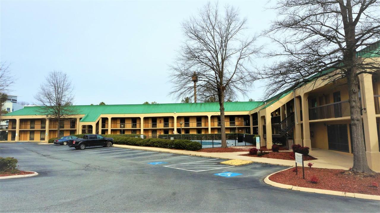 Howard Johnson By Wyndham Greensboro Near The Coliseum Exteriér fotografie